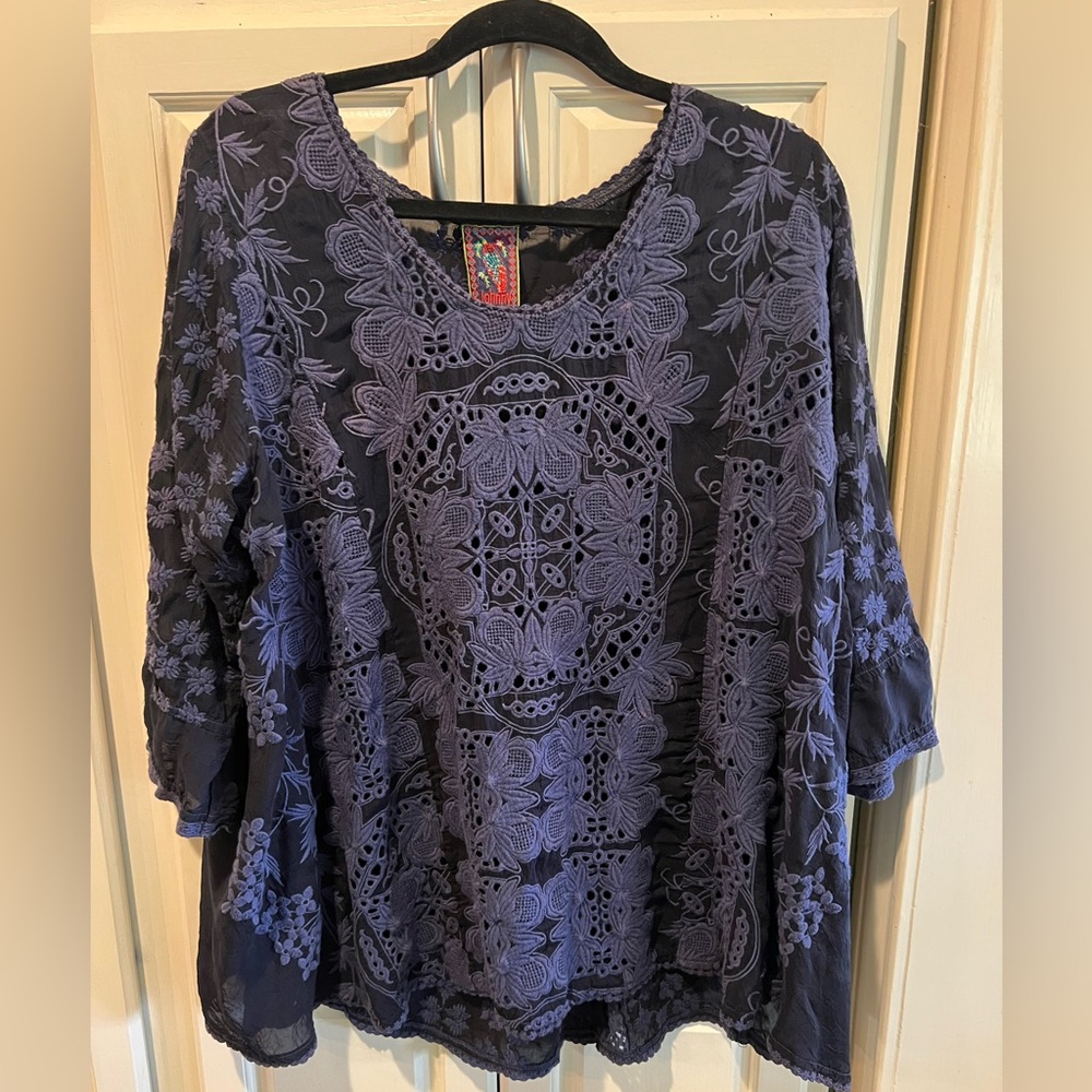 Johnny Was navy eyelet top SZ M